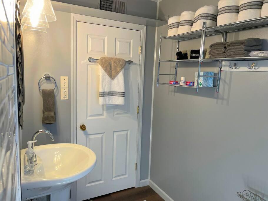 *King Bed/3Bds House Near Naval Base & 6Flags* Leilighet Waukegan Eksteriør bilde